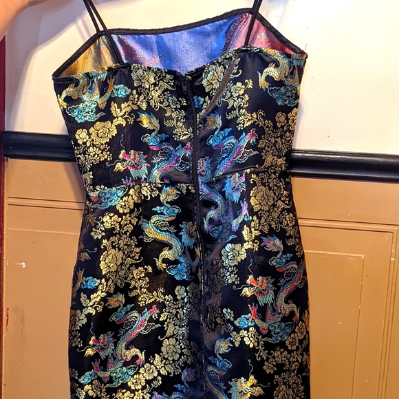Beautiful oriental strap dress - Picture 3 of 4